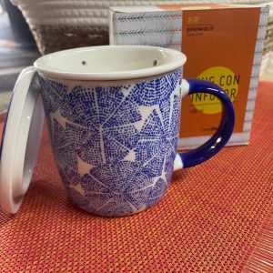 Mug con infusor azul